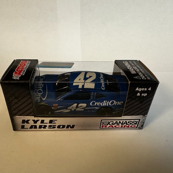 NASCAR 2019 Kyle Larson Credit One Bank 1:64 Diecast - Picture 1 of 2